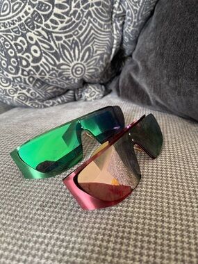 Futuristic Shield Sunglasses - Green & Pink Mirrored Lenses